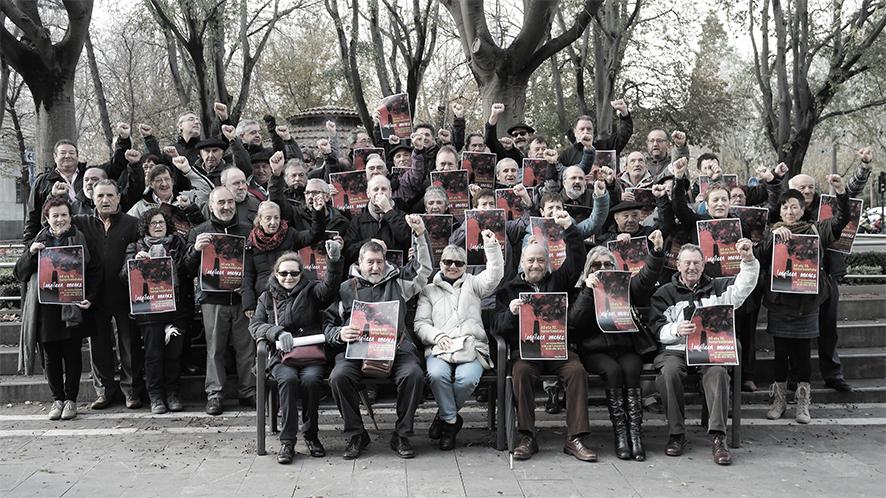 LABnafarroa's tweet photo. LAB entrega una lámina a 47 trabajadores/as de los 60 y 70 para reconocer su trabajo y su lucha #Langileen Omenez http://t.co/anebA5pLeq