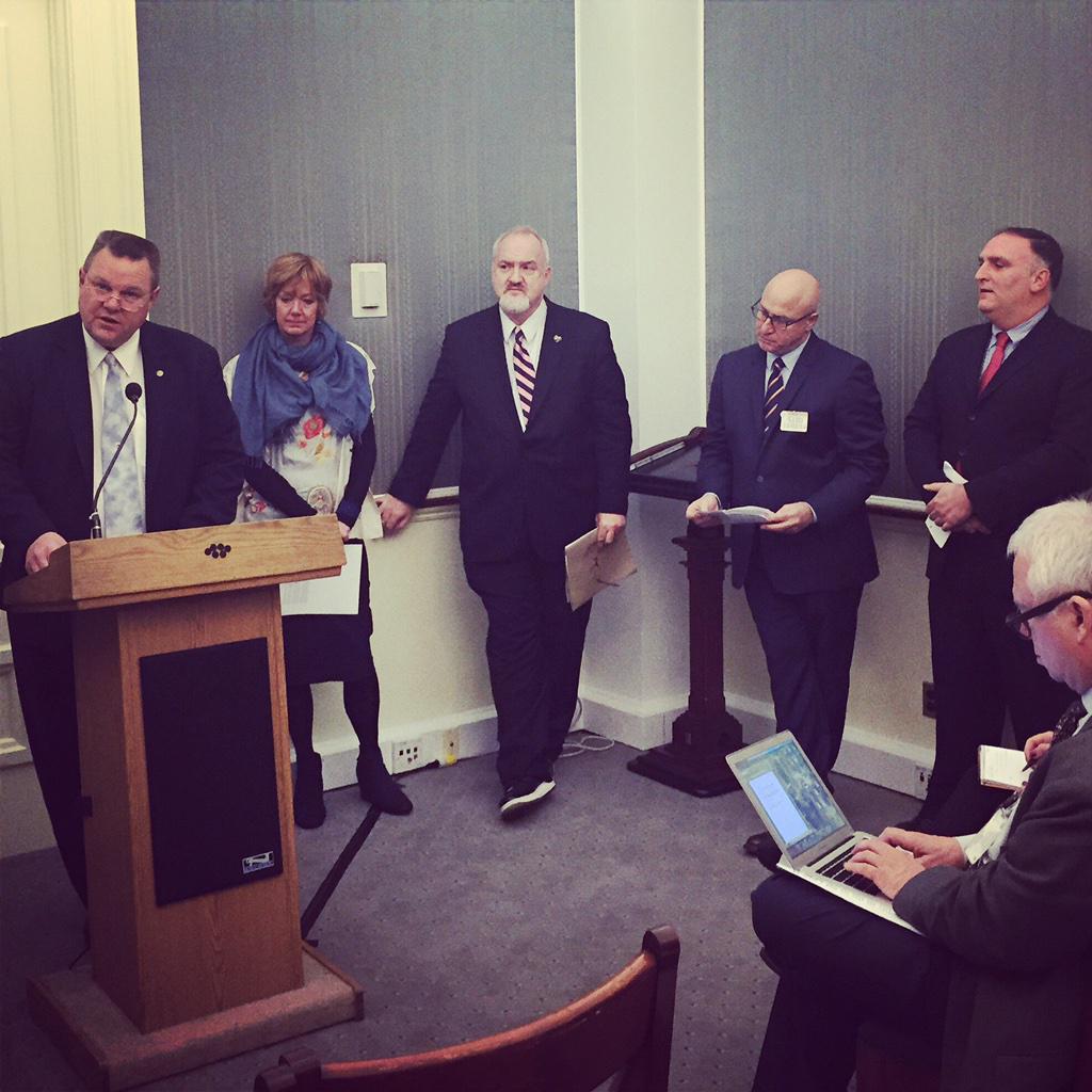 FoodPolicyNews's tweet photo. .@SenatorTester joins @tomcolicchio, @chefjoseandres, @ChefArtSmith to push Congress for #GMO labeling #chefslead http://t.co/2YUwA45ChF