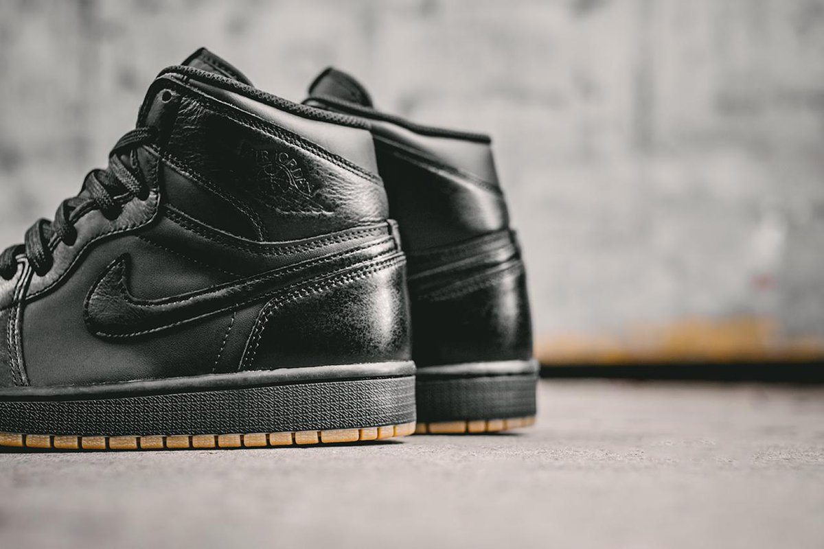 A closer look at the "Black/Gum" Air Jordan 1s dropping this weekend: trib.al/qnNuP9P