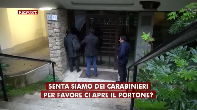 reportrai3's tweet image. #ReportExtra. Il video dell&apos;arrivo dei ros da #Alemanno shar.es/1XSUI8