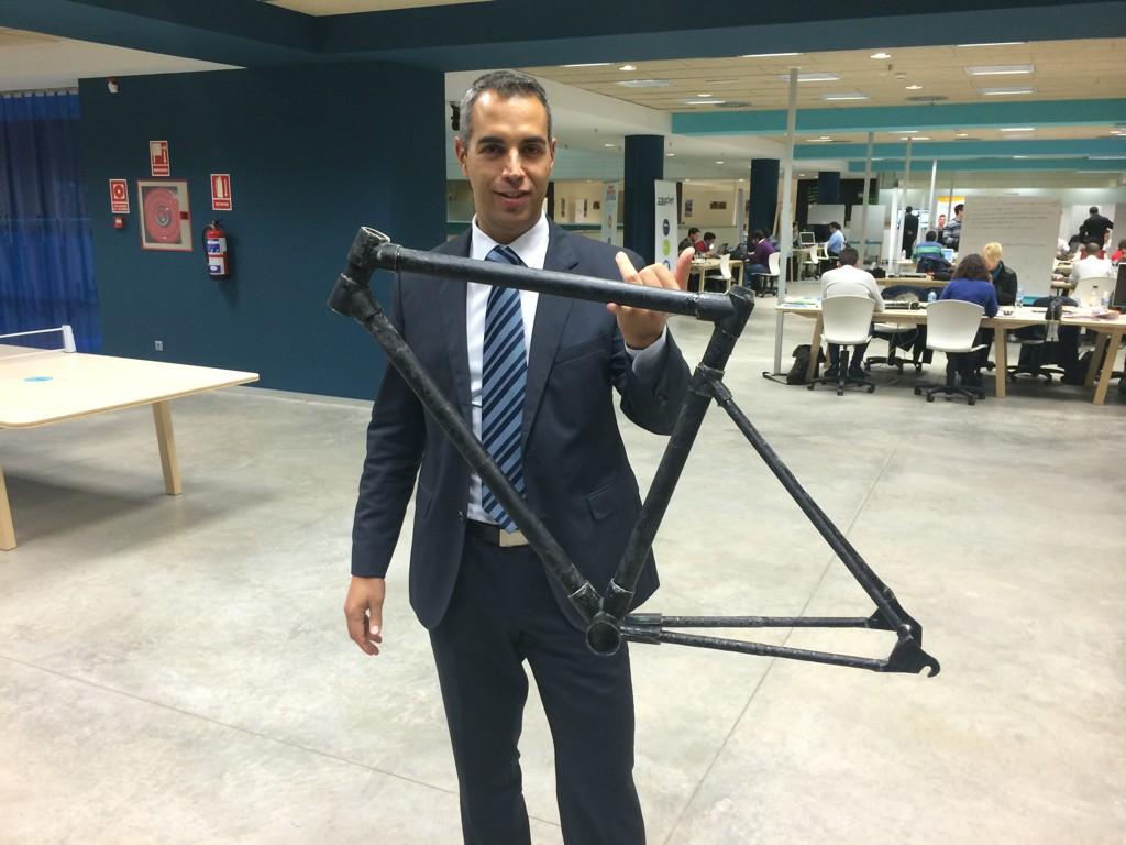 fferreroar's tweet photo. Tecnología andaluza en #ElCubo @Racormance, con un solo dedo, y mas resistente que la fibra de carbono http://t.co/zgbbPPsFFb