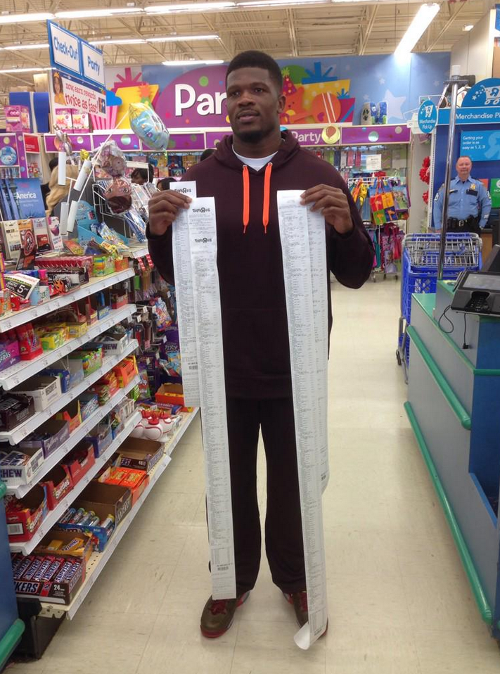 BleacherReport's tweet photo. #AndreClaus is back! Texans WR Andre Johnson takes 11 kids on a $16,000 shopping spree http://t.co/HvZOVoYm3a http://t.co/OwoYNauCFV
