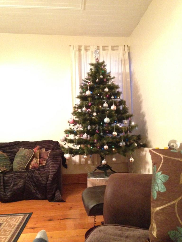 vlwatson1's tweet photo. Christmas Tree! #christmastree #christmastreeisup #FeelingFestive http://t.co/UQRtszCd5Z