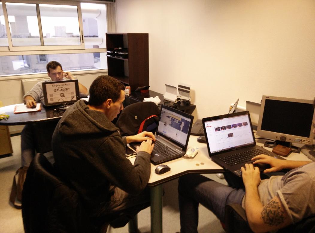 lucas_valver2's tweet photo. On est toujours chez #flaggit !!! #toulonification @Indiegogo ! @hubertfalco @Ben_Pelletier http://t.co/Em0qMAOq2z http://t.co/hmjtfDytZ7