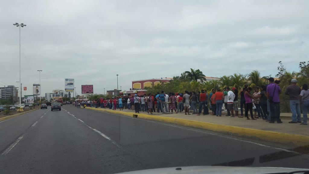 marlymgm's tweet photo. Esta cola UNICASA Plaza Mayor la hace la gente pobre pero POBRE de dignidad valores principios q tristeza @cerrorista http://t.co/LqyNIcwT8a