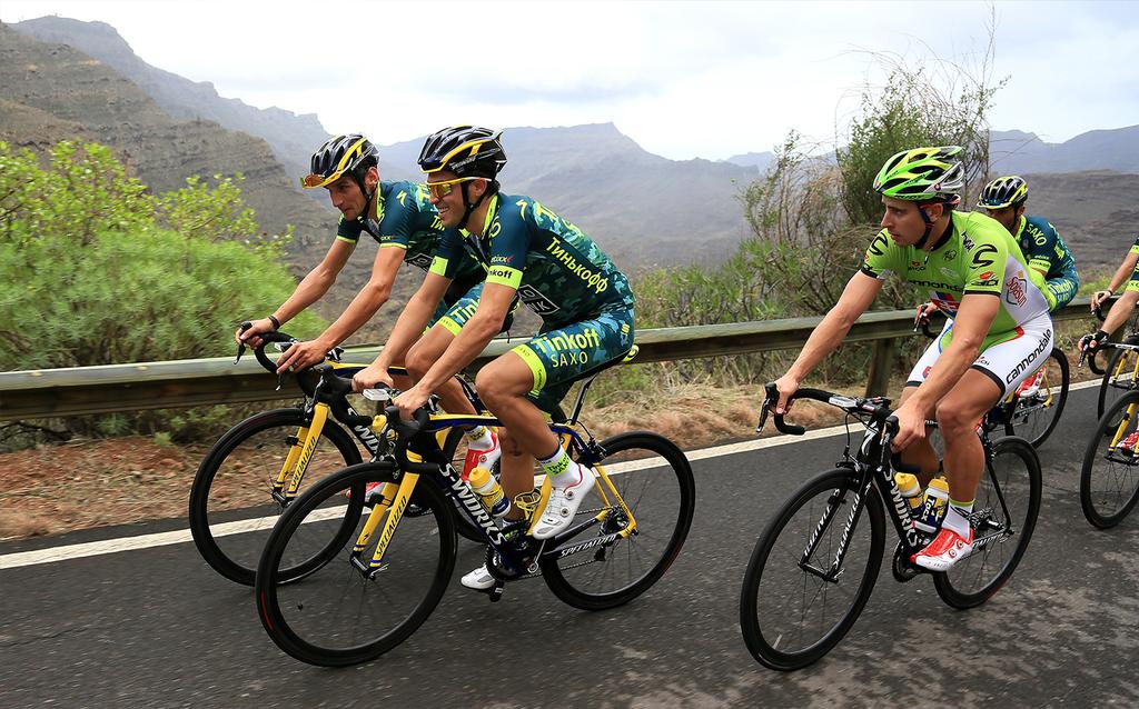 albertocontador's tweet photo. Primer entrenamiento en G.Canaria,aqui con @Roman86_K ....parece que a @petosagan no le gusta mucho la ropa nueva😉😉 http://t.co/gDKK092v5Q