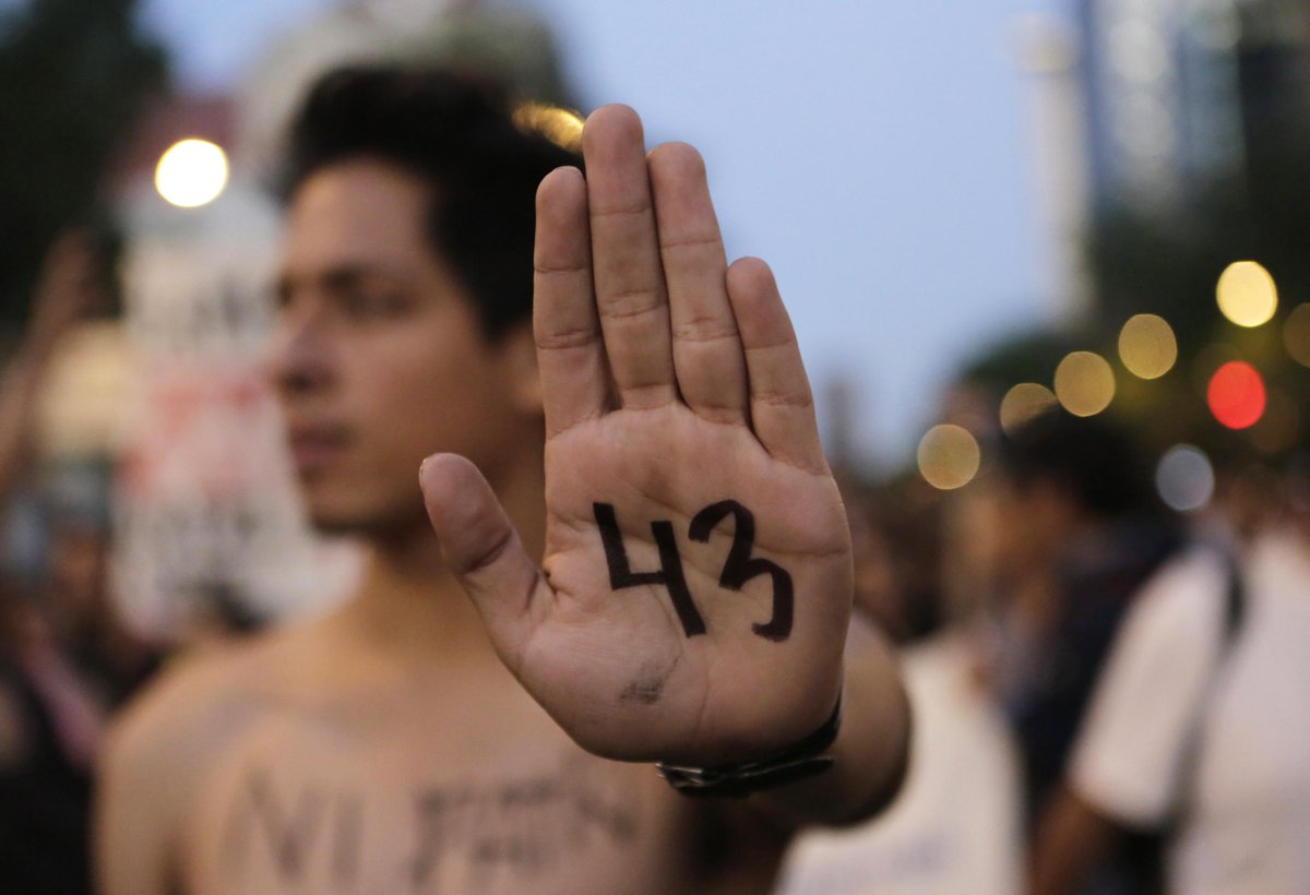 DDNRocha's tweet photo. Marcha #1DMX Miles salieron a las calles a protestar contra la desaparición de los 43 normalistas en Iguala http://t.co/vHvwuYMoWN