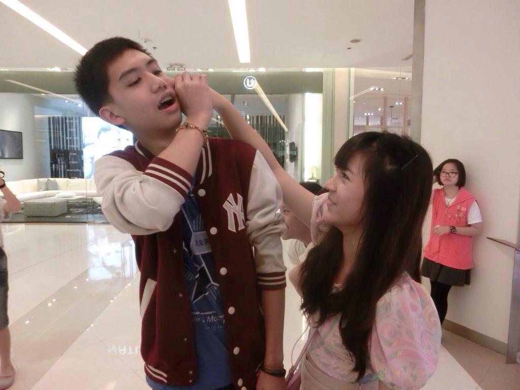 ssingpineare's tweet photo. เธอคอยเพิ่มเติมความสุขให้ทุกวัน คอยเติมคำในช่องว่างให้ทุกคำถาม และไม่เคยจะหยุดให้ฉันยิ้มได้ในทุกๆครั้ง😳 #ssingpineare http://t.co/bAvyGHU1F4