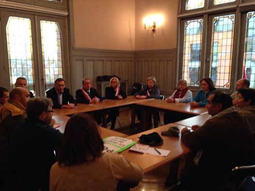 Comines Opération collège et écoles morts réussie. Soutien mairies et conseiller général #educationprioritaire #REP