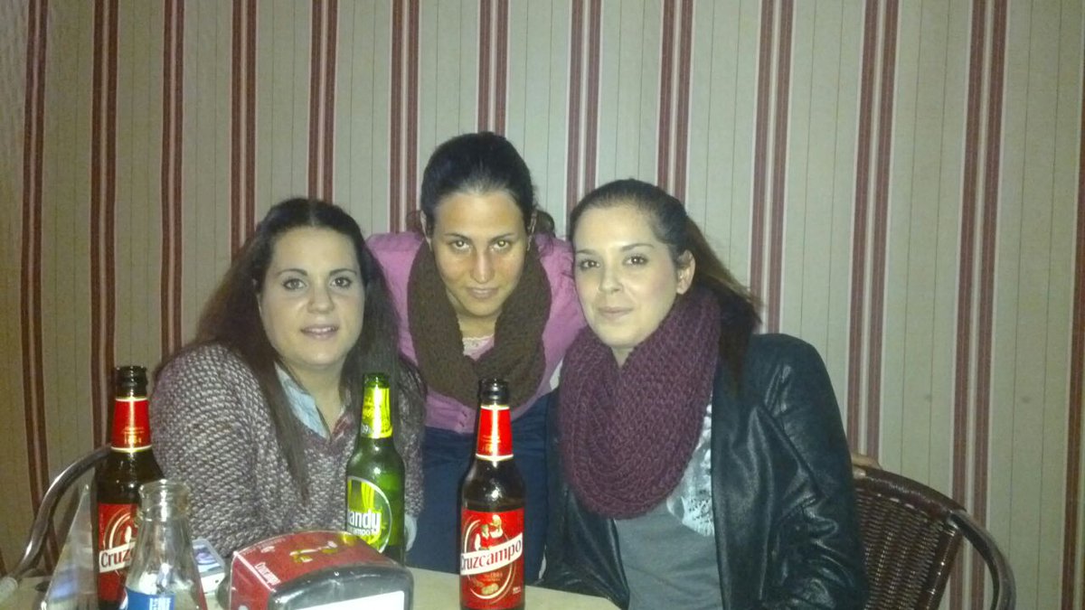 BPedrosaM's tweet photo. Aunque salgamos fatal en esa foto, nos duele la cara de lo guapas que somos;) @Juls_blzquez  @JessicaPequefc http://t.co/KJOdttLgQ4