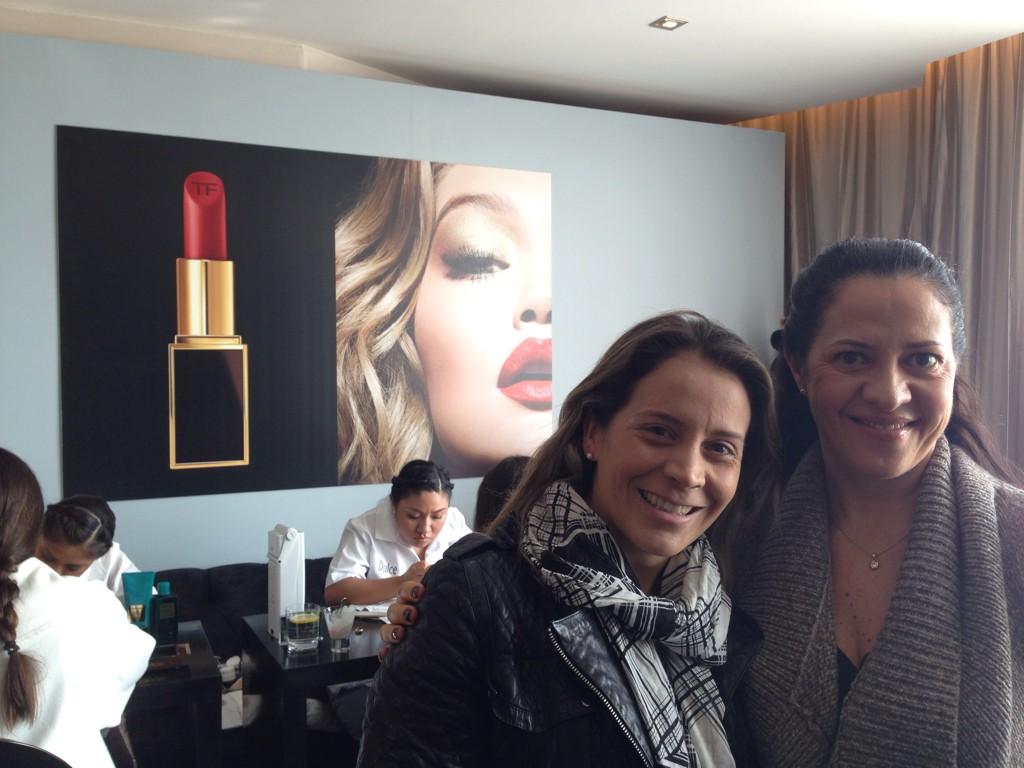 adlizarraga's tweet photo. Encantada de haberme encontrado con la mejor Editora de Belleza de México!! @pauisoto en el evento #TFLips@Nails http://t.co/T2ehYn1KgR
