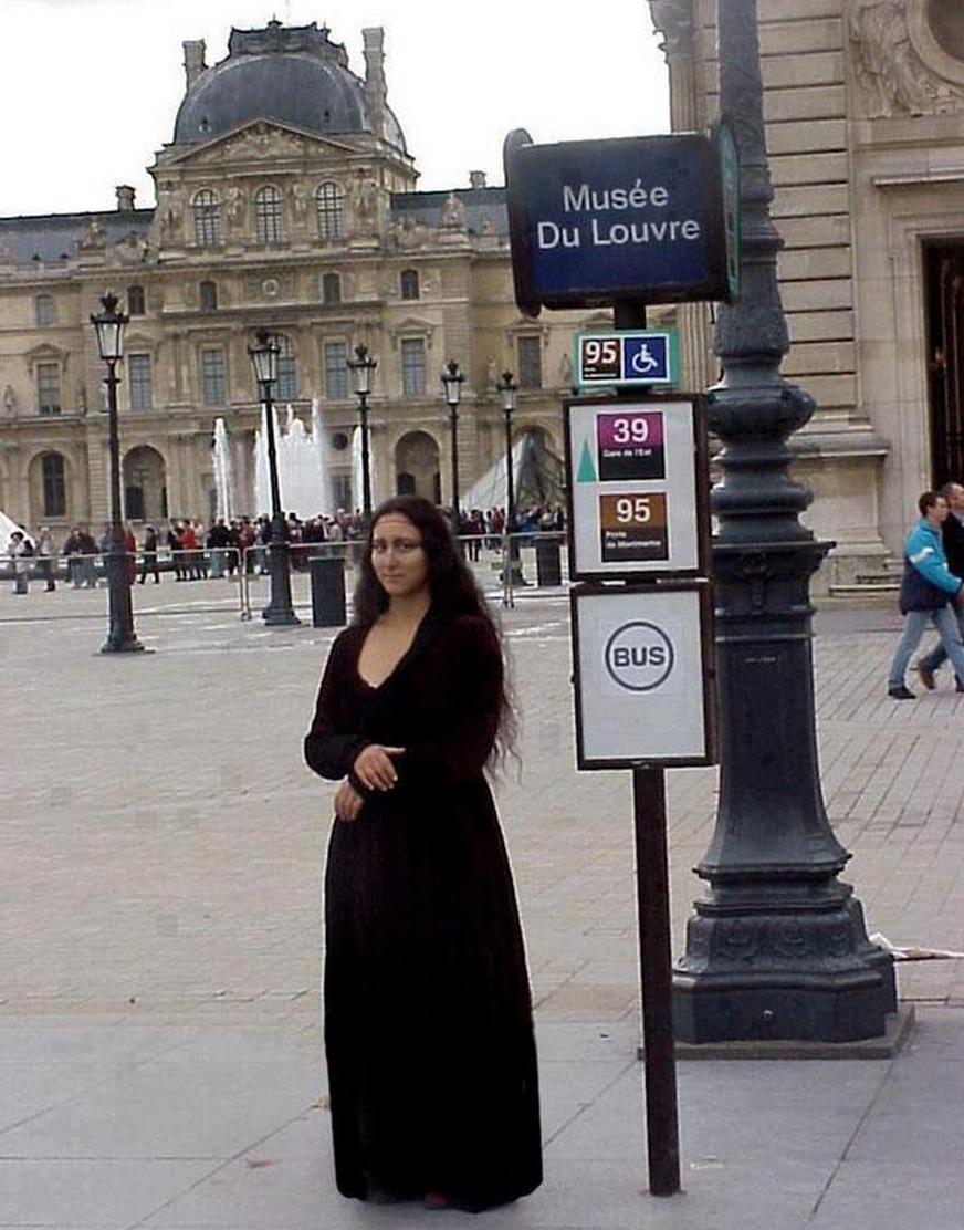 LaJocondeParle's tweet photo. Fin de journée, je rentre chez moi en tenue de travail. La flemme de me changer. http://t.co/NFuIWd2xHO