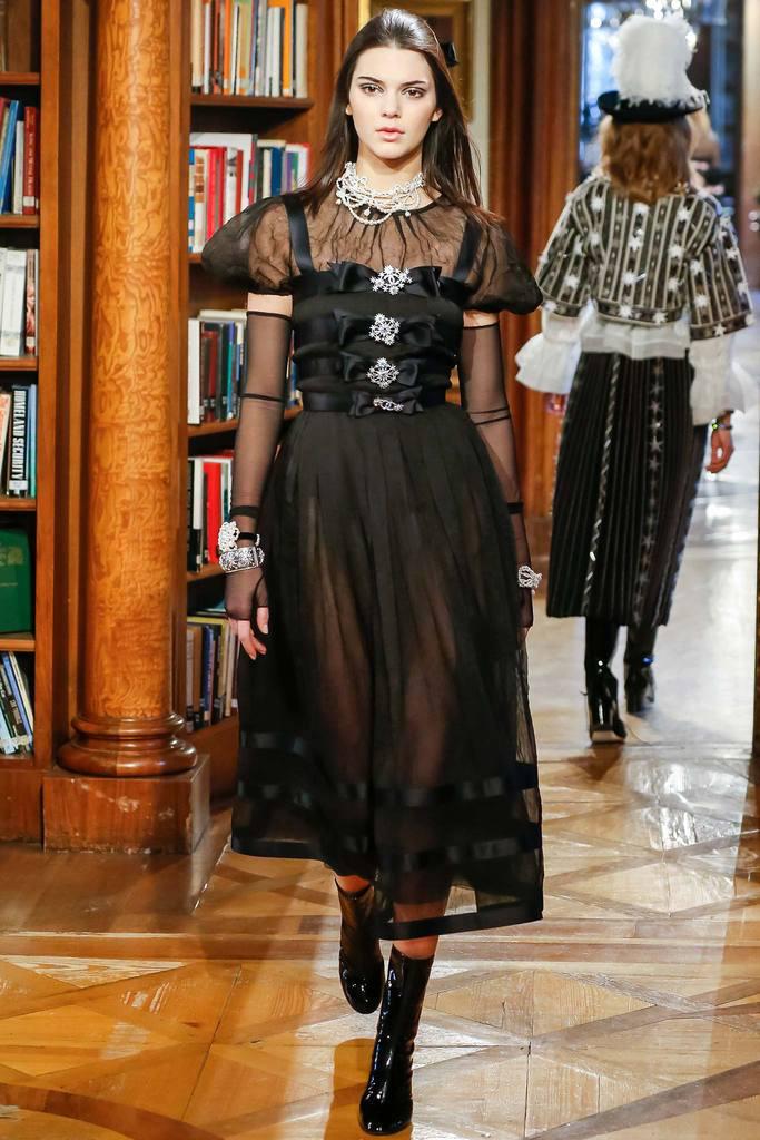 VogueSpain's tweet photo. Una carta de amor de @CHANEL a Sissi Emperatriz. El desfile #Prefall2015 de la 'maison', aquí http://t.co/13Vn75xdFS http://t.co/kMWQhKycte
