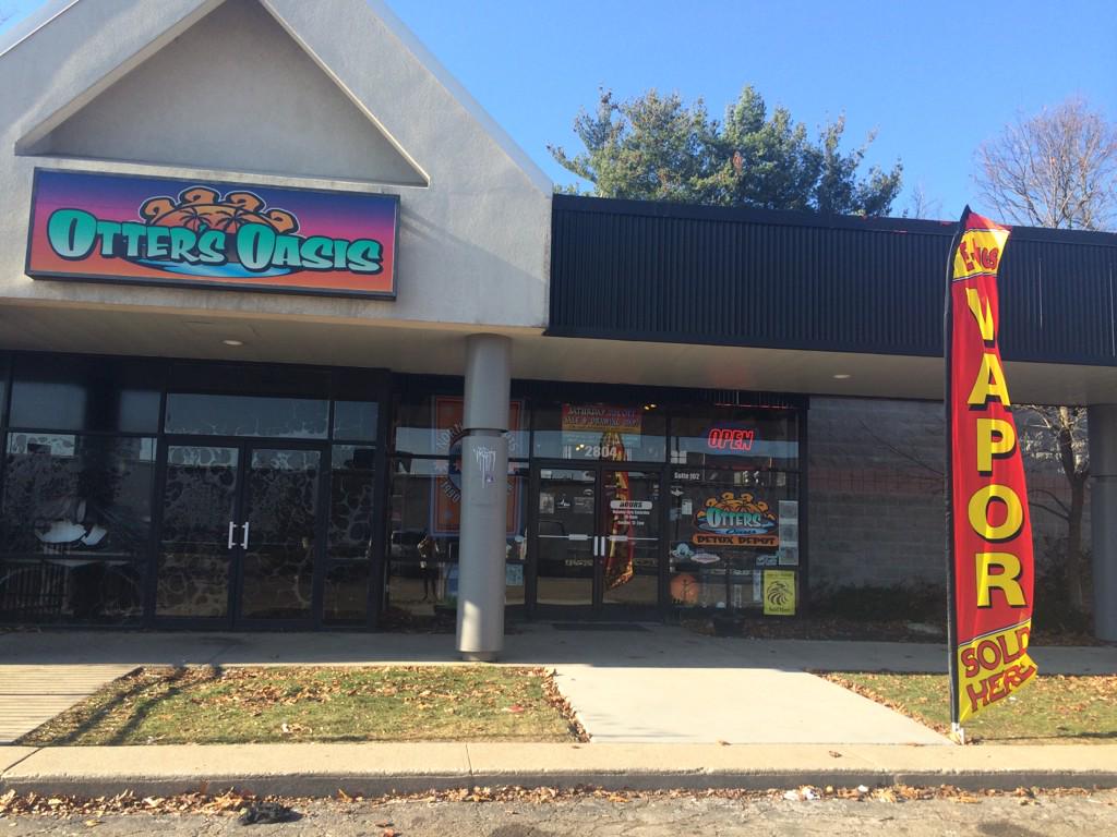 ottersoasiskzoo's tweet photo. Beautiful day on campus! COME TODAY see what's NEW #vaporizers #atmos #launchbox #Esigs #drip @ottersoasiskzoo http://t.co/nWeEJdg7lz