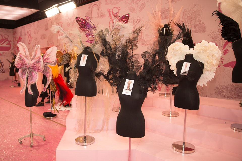 VictoriasSecret's tweet photo. Here it is...the 2014 #VSFashionShow wing room! #LetsFly http://t.co/Hr5W4YtyFo