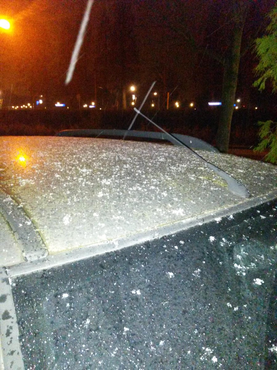“<a href="/helgavanleur/">Helga van Leur ☀</a>: RT <a href="/JJansen42/">Jordan 🌙☀️</a>: sneeuwvlokken in Geleen, Limburg #sneeuw #winter #december ”