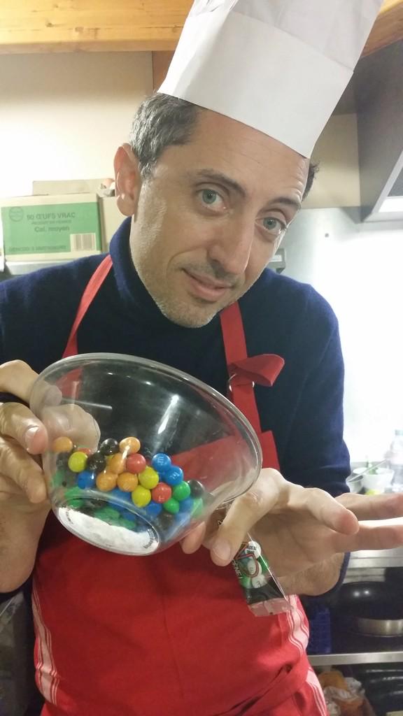 gadelmaleh's tweet photo. Je me dépeche de finir vos M&amp;M's. A tout de suite :) http://t.co/35Shlg279T