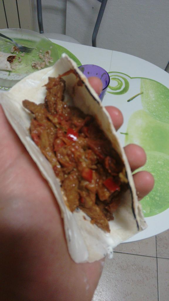 FerCarolei's tweet photo. Unas ricas fajitas vegetarianas con una gota de Tabasco. #VegFer. A la noche meto Milas...creo http://t.co/23NYm84fNI