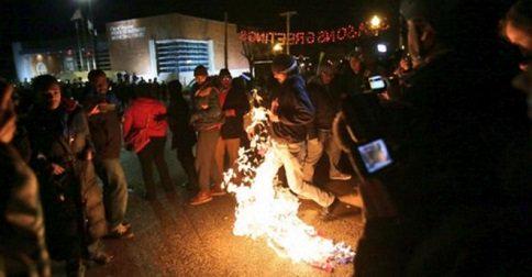YoungCons's tweet photo. How National Guard Troops Responded to Burning Of The Flag Will Make You A PROUD American  http://t.co/32dt7YBB26 http://t.co/prmWN8QTSg