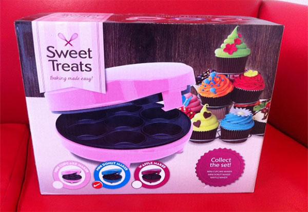 StickyTV's tweet photo. Make yourself a sweet treat with this Mini Donut Maker! RT this tweet today to get in the draw to win! #StickyTVComps http://t.co/VEEN5ZDE8F