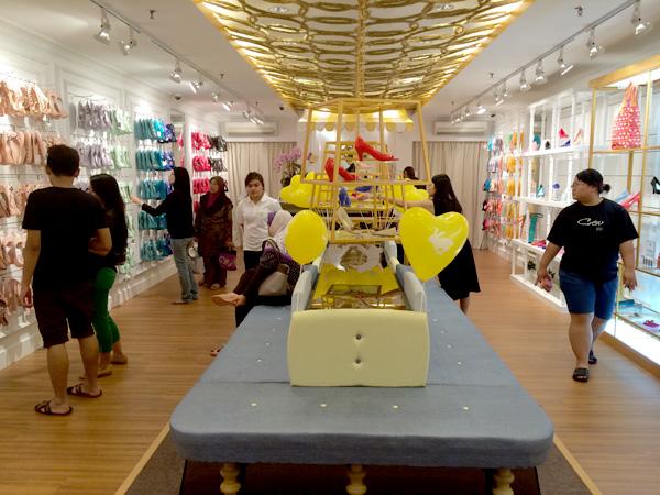 HBOEMTB_Group's tweet photo. Jelly Bunny has opened its new store in Brunei designed by HBO+EMTB. http://t.co/LiYPu512ev http://t.co/uVMKHDihmg