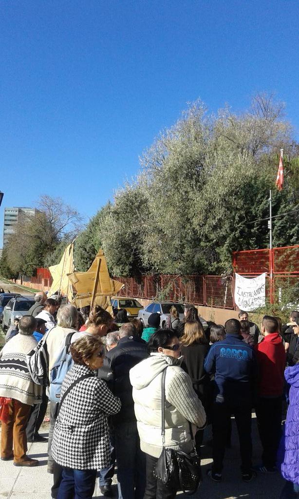 aulasenlacalle's tweet photo. @aulasenlacalle @EdukFuenla #ArcipresteExiliado apoyando esta mañana el paro en IES Ciudad de Jaén. @NoCabemos http://t.co/Cqr1wBJ03t
