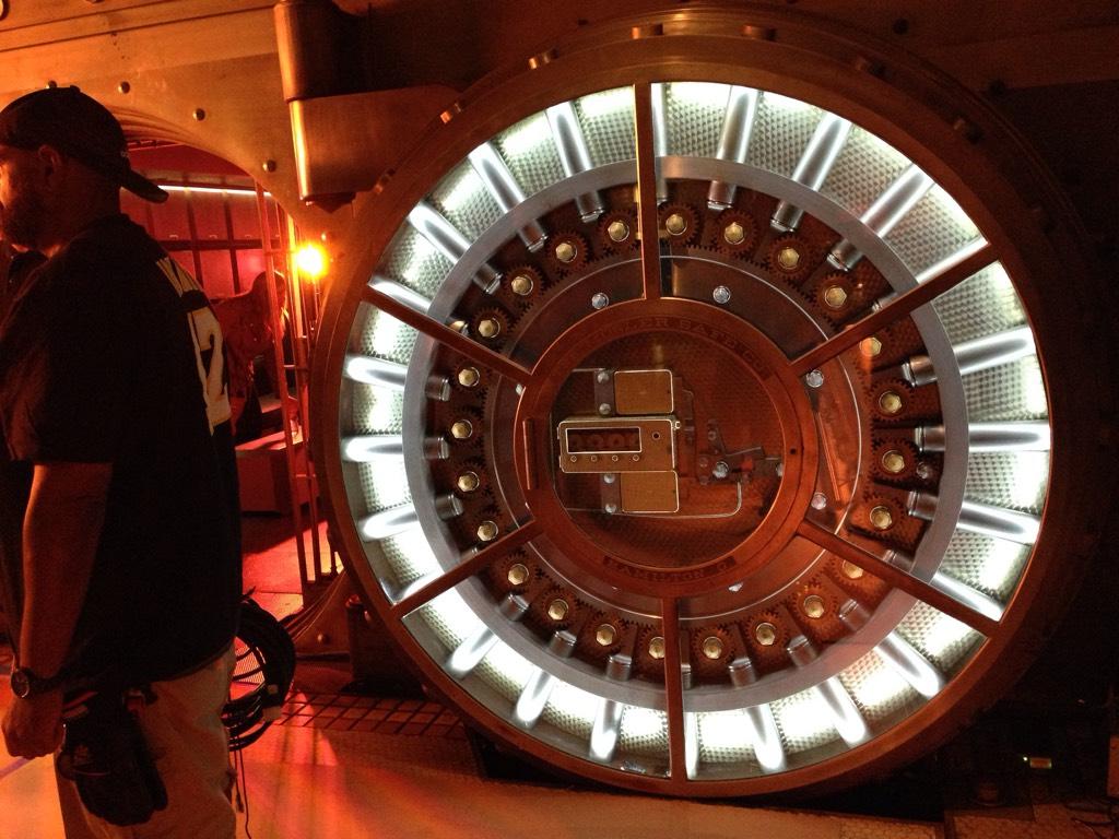 7x09 "LAST ACTION HERO" post-ep bts pics & tweets B34GAIFIAAAT069