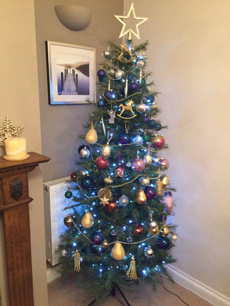 Val_king1's tweet photo. Tree up #smallonethisyearlotsofcolour http://t.co/JpGrJcwrwW