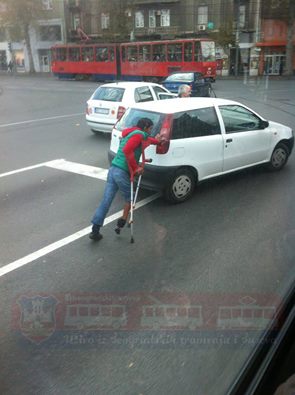 Shkabo1's tweet image. Decko sa povređenom nogom što pere šoferke pomaže čoveku kome je stao auto, dok kolona iza trubi