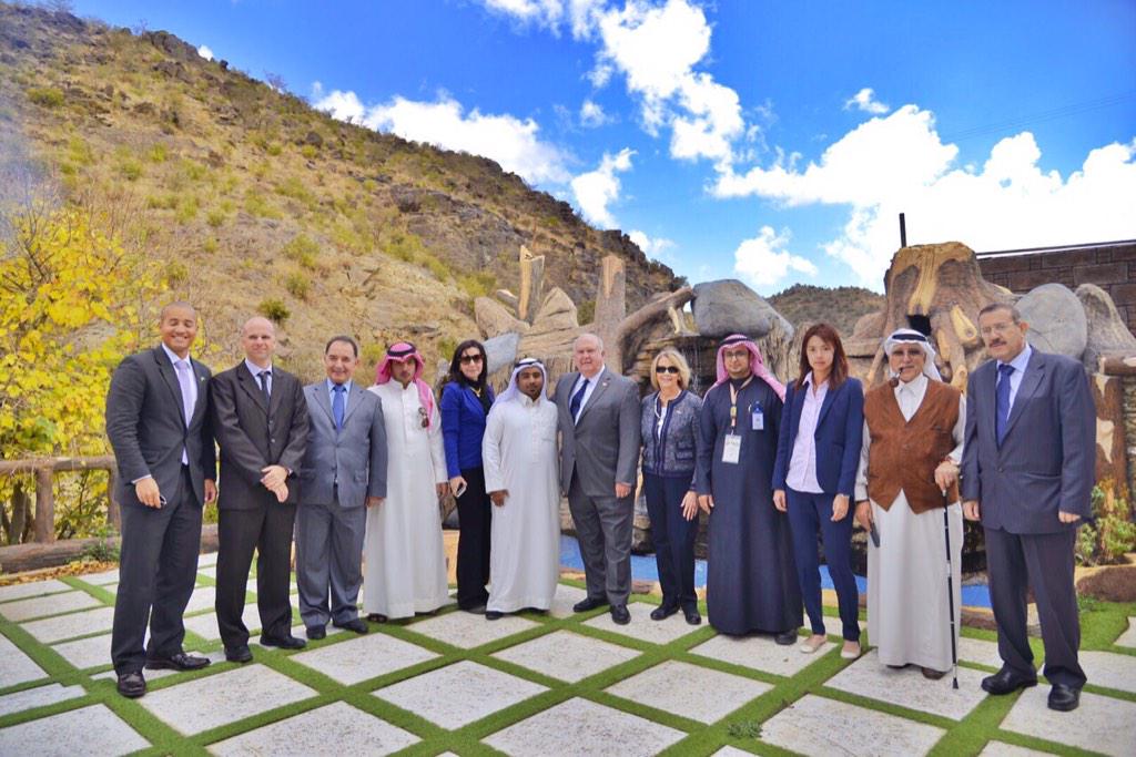 وزارة السياحة A Twitteren السفير الامريكي وحرمه ووفد من السفارة لدى زيارتهم اليوم استراحة عبدالله بن ضبعان عضو المجلس البلدي في أبها Http T Co 8dr6ahob7j