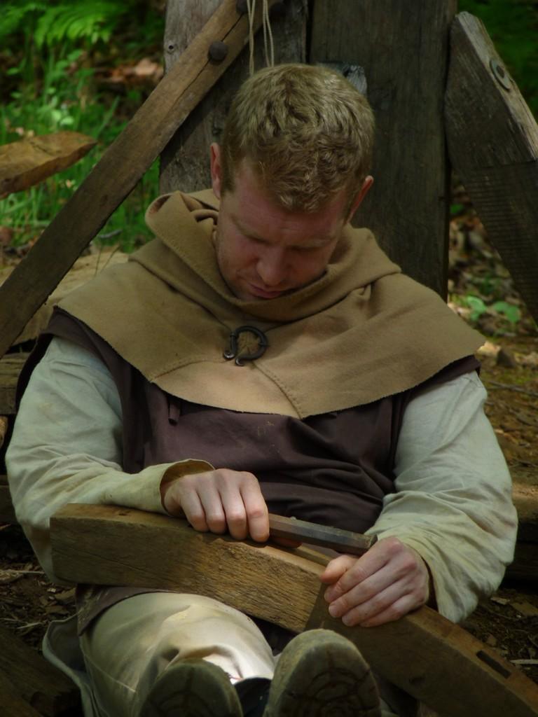 GuedelonCastle's tweet photo. Wake up Tomo! #secretsofthecastle is about to start! #TomPinfold http://t.co/LQzWVkBTfs