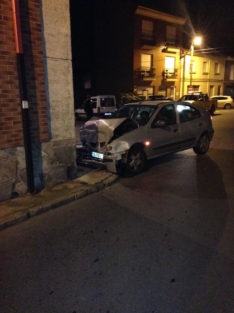 Accidente de tráfico C/ La Iglesia de Trobajo del Camino si heridos pero daños considerables