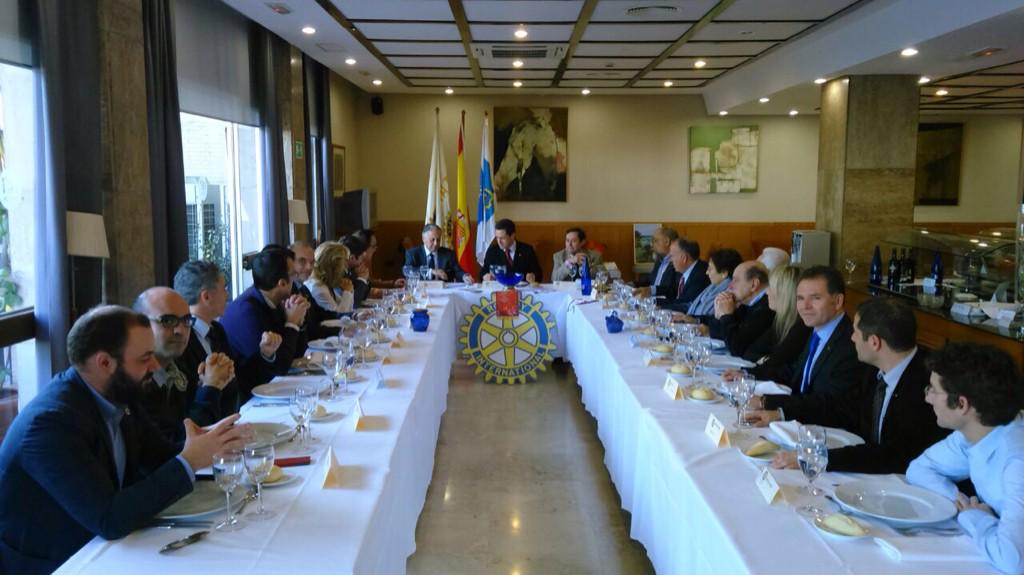 RotaryHuelva's tweet photo. En reunión de hoy, D. Alfonso Aramburu ha hecho exposición ante Subdel.Gobierno sobre pérdida arena en playas #Huelva http://t.co/uLZbYFuLzf