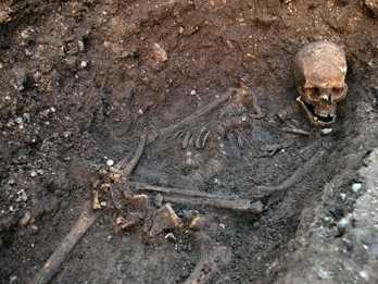BusinessInsider's tweet image. Skeleton found under a parking lot is almost definitely King Richard III read.bi/12lfJyp