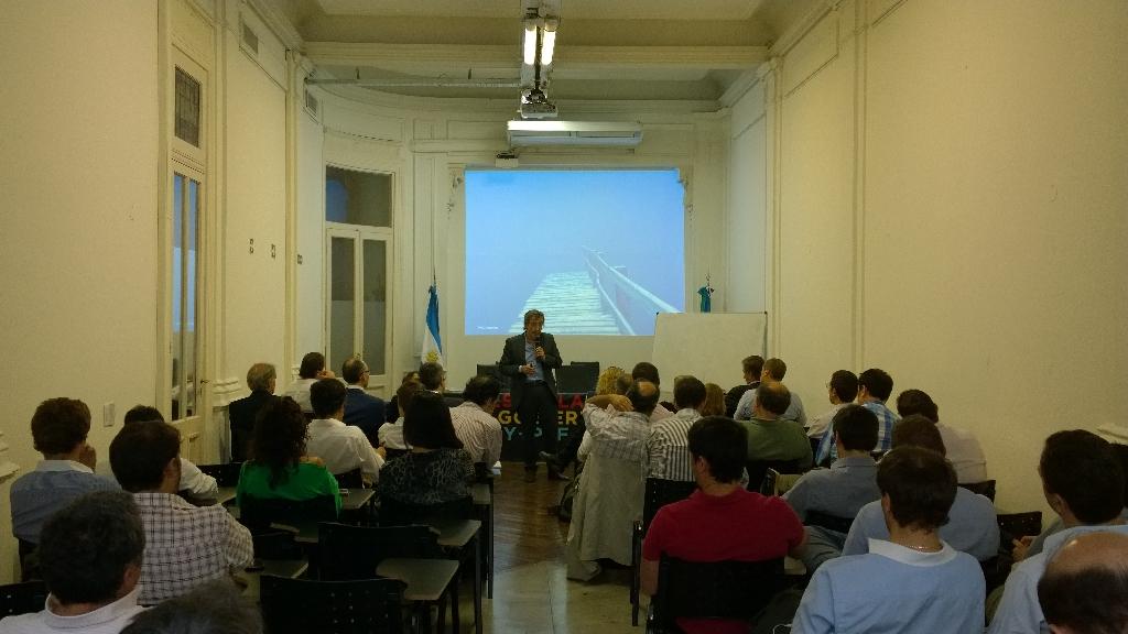 EscDeGobierno's tweet photo. @jcasasrua en la clase de liderazgo en la #EscuelaDeGobiernoYPF  / @SergioMassa @rlavagna @MarceloACorti @brian_situ http://t.co/jGdgc6Wy6T