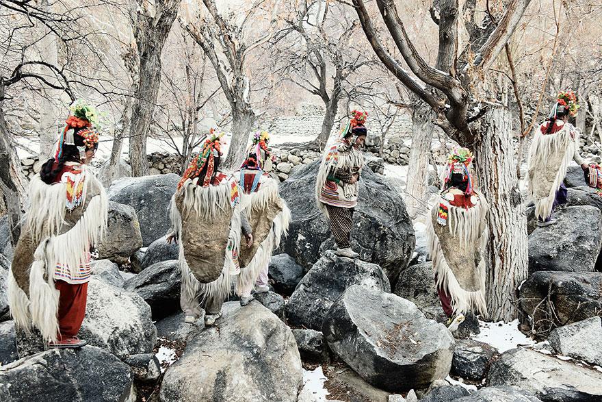 laurenrundquist's tweet photo. ‘Stunning Portraits Of The World’s Remotest Tribes.’ http://t.co/9N5R76s0dZ @boredpanda http://t.co/NM7jBynbx9