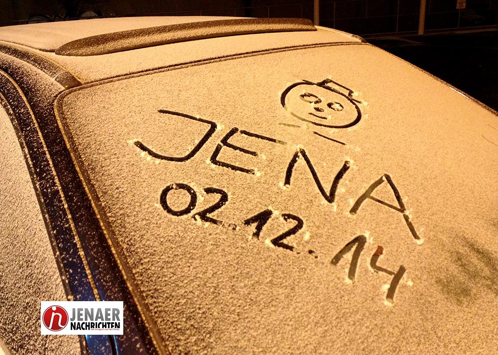 Am Dienstagabend war er da - der erste Schnee. In #Jena sind die ersten Straßen und Autos weiß verschneit.