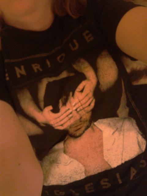 VanniS92's tweet photo. From today on I gonna spend the nights with @enrique305 =D #SexAndLoveTour #Manchester #EnriqueQuieresCogerMePoster http://t.co/60TWnWMRvi