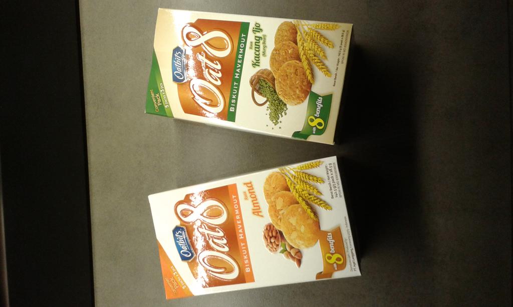 mischavalentin's tweet photo. Ternyata @oatbitsku rasa almond enak bngt guys dan ini jg bisa jd camilan yg sehat #FFF2014 @CosmoIndonesia http://t.co/VRKIFEzv6L