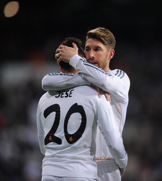 SergioRamos's tweet photo. Felicidades @JeseRodriguez10 por volver a jugar después de meses de paciencia y un enorme trabajo. Abrazo http://t.co/HWB156ZRsp