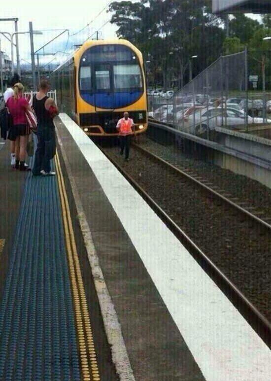 FunnyQuotees's tweet image. This dude is playing Subway Surfers: