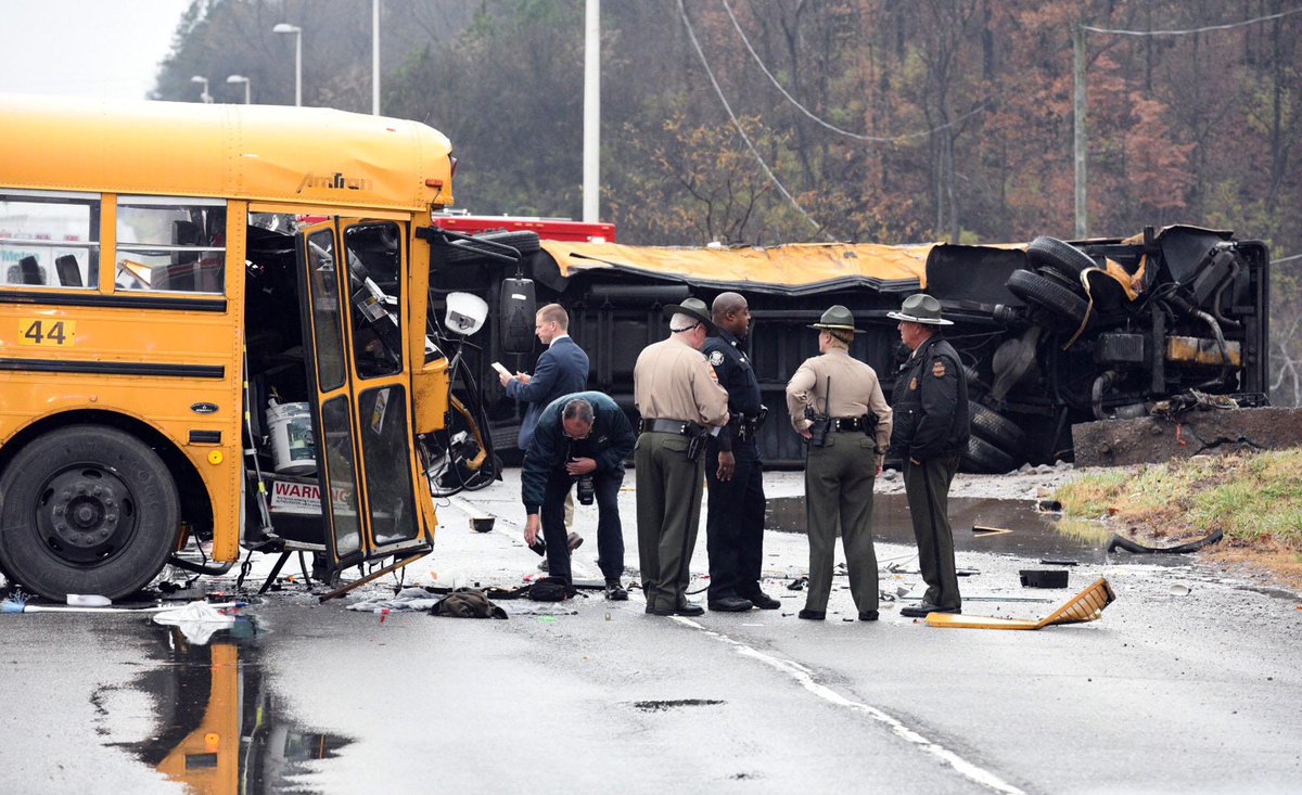 Автобус разбили. Авария со школьным автобусом. Разбитый школьный автобус. Разбитый американский школьный автобус.