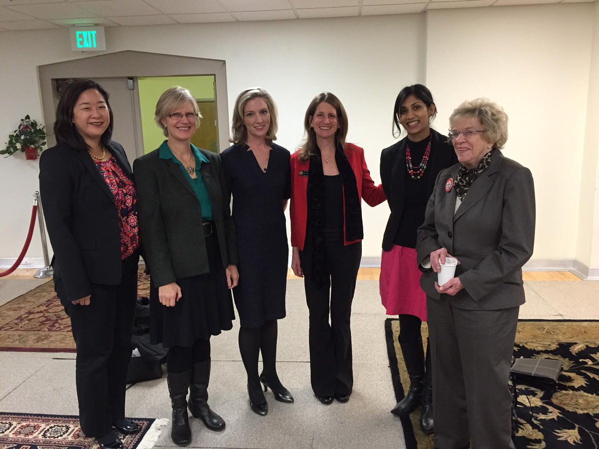 TanaSenn's tweet photo. Great to be part of town hall on #equalpaysea with @Legal_Voice @eoionline @ProjectFeast @MomsRising @SeattleCouncil http://t.co/RXNNDFB5iL