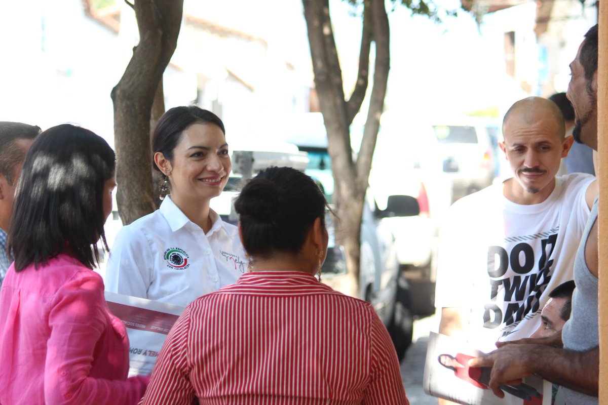 Mely_Romero's tweet photo. Agradecida con #Comala y su gente, los visitamos para informar trabajo de estos 2 AÑOS #HaciendoEquipo #InformeColima http://t.co/BZOxFblims