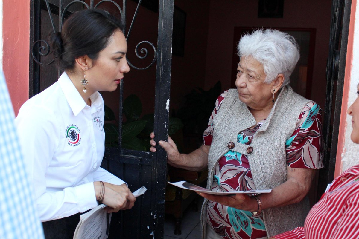 Mely_Romero's tweet photo. Agradecida con #Comala y su gente, los visitamos para informar trabajo de estos 2 AÑOS #HaciendoEquipo #InformeColima http://t.co/BZOxFblims