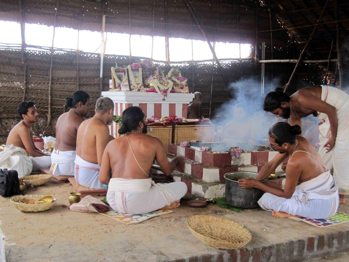 BisargaShopping's tweet image. W/@VedicIntellect Will Teach u #AncientPractices,#ShankhaDhoniEffect #Mantra, Vedas #Sanskrit Youtube.com/watch?v=SZCmig…