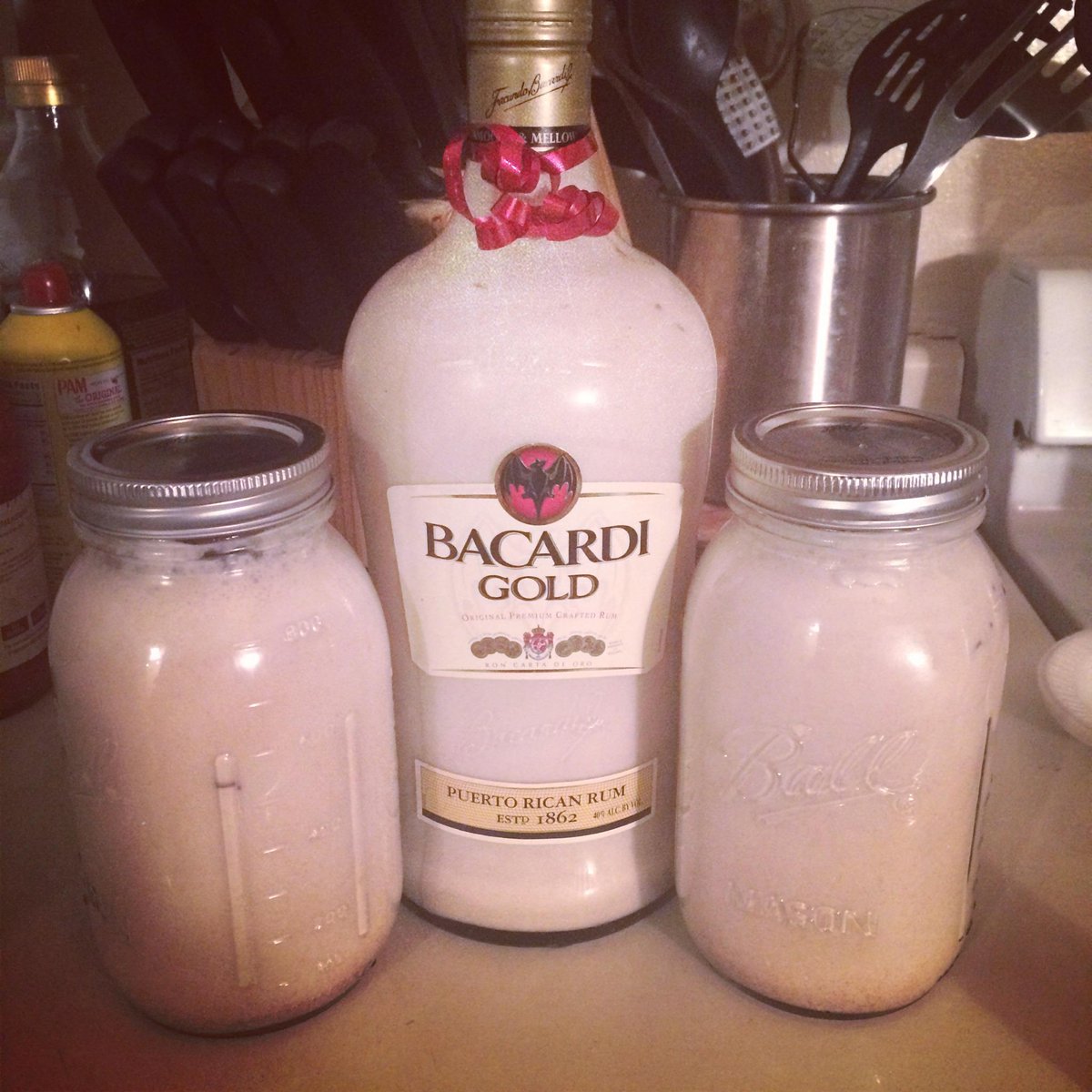 Simplii_Sami's tweet photo. #ForSale: #Authentic #PuertoRican #Coquito. #coconutnog #bacardi
#MasonJars: $20 
Big Bottle: $35 
#NYC #Bx #BK #Qns http://t.co/iJaHAMdTkT