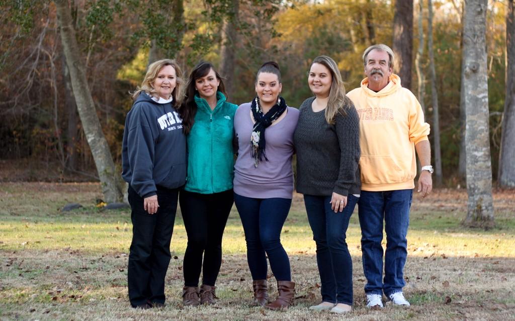 #family #homefortheholidays 🎄  #mom #dad #seesters #peakstance #wearethebeach 🌊 #outerbankswear 🏄