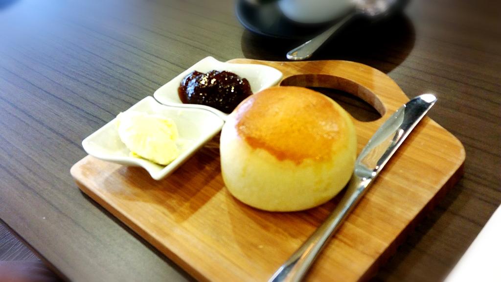 MartinChiffers's tweet photo. CHIFFERS SCONES @tong_hing for beakfast #Loveit #tonghing http://t.co/q8RW0Q1xjF