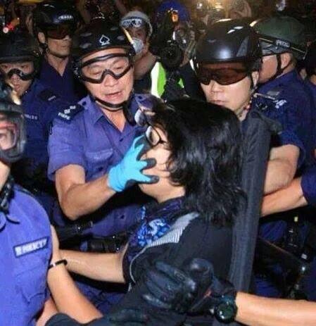 EpcCreative's tweet image. 香港警察の群がやり放題に、警察の顔の表情がまさに悪魔です。